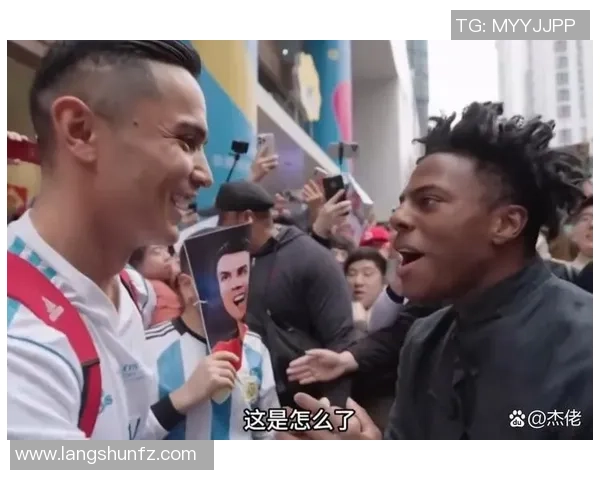 模仿足球明星外貌的年轻人如何在社交媒体上获得关注与认可