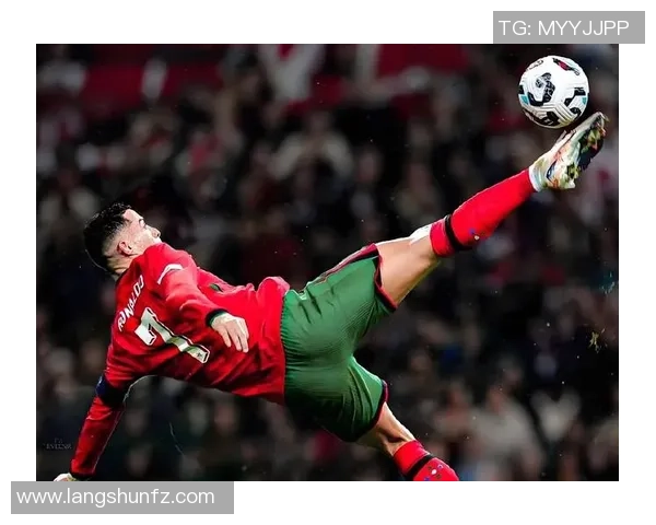 足球明星C罗独特造型解析展现个人魅力与时尚风格 足球明星C罗独特造型解析展现个人魅力与时尚风格