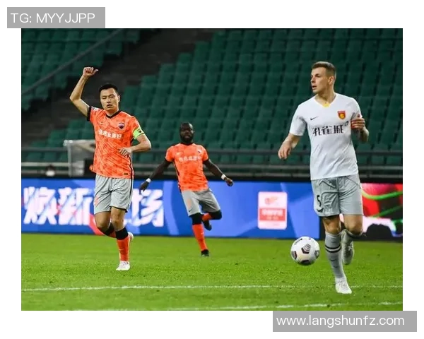 重庆足球队与深圳足球队赛后复盘分析精彩配合与战术执行的深度探讨 重庆足球队与深圳足球队赛后复盘分析精彩配合与战术执行的深度探讨